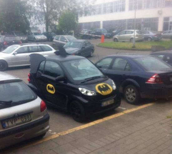 Batman na co dzie jedzi ekologicznym autkiem.